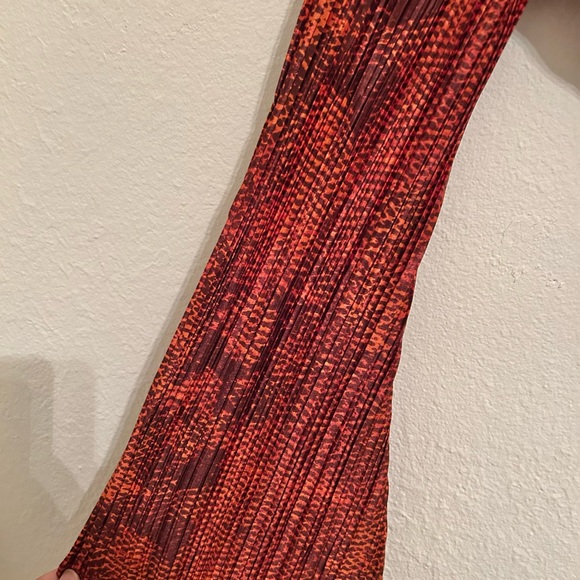 2/$30 Urban Outfitters Women's Plisse Peplum Crop Top Medium - Picture 5 of 9